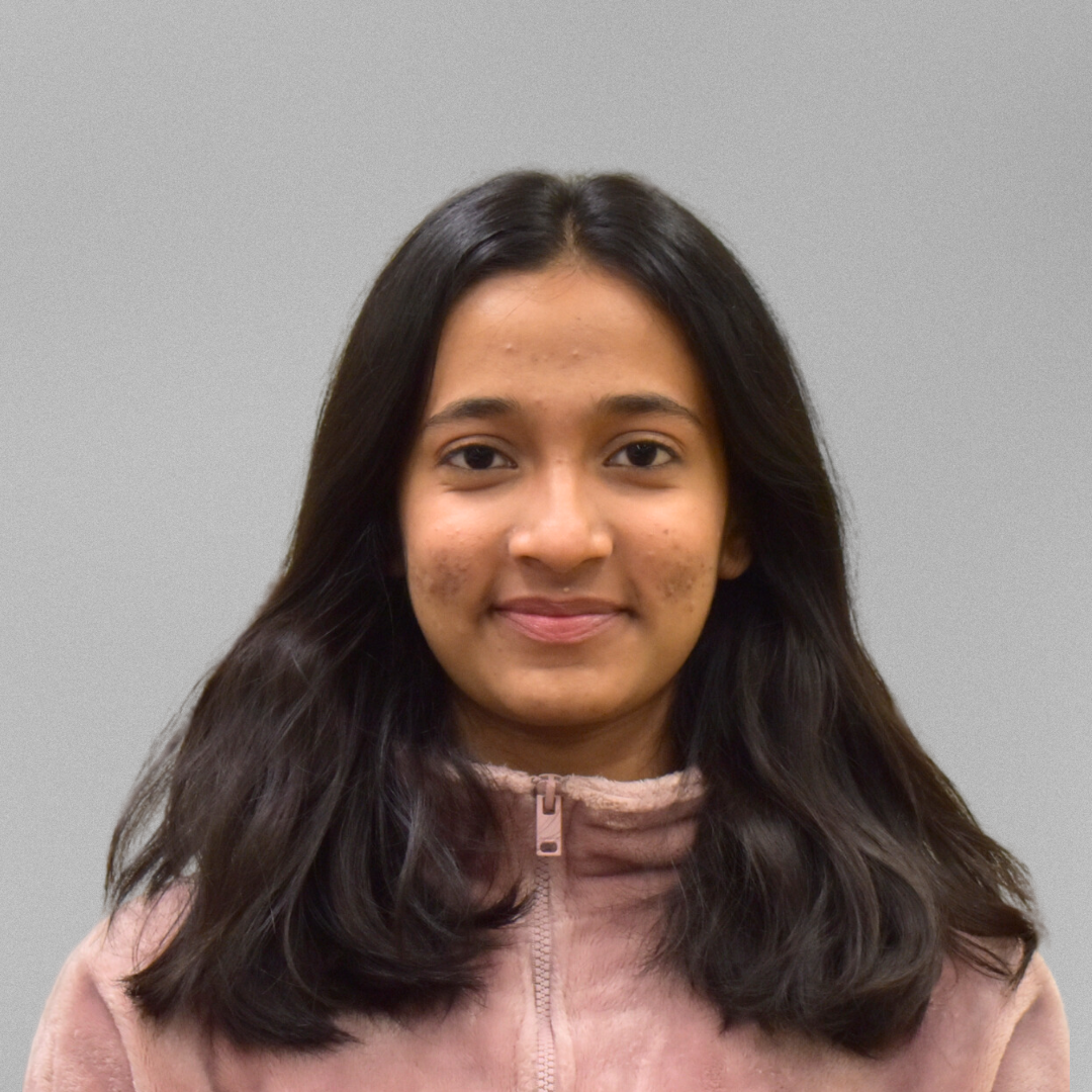 A headshot of Eva Honest in front of a grey background.