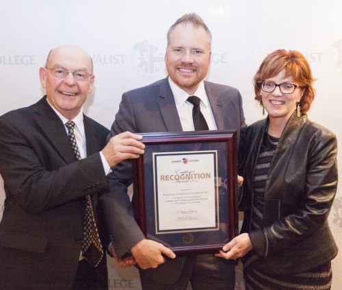 Eric Lehtinen of Impacto Protective Products is presented with an Employer Recognition Award by Alumni Association President Richard Beare and Loyalist College President and CEO Maureen Piercy