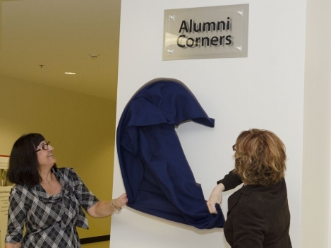 Rosemary Rooke, (left) President of the Loyalist Alumni Association and Loyalist College President Maureen Piercy unveil the Alumni Corners plaque.