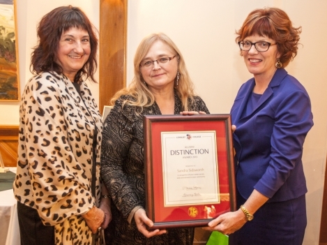 Alumni Association President Rosemary Rooke (left) and Loyalist College President Maureen Piercy present Social Service Worker (1998) and BAA-Human Services Management (2005) graduate Sandy Sidsworth with an Alumni Distinction Award. 